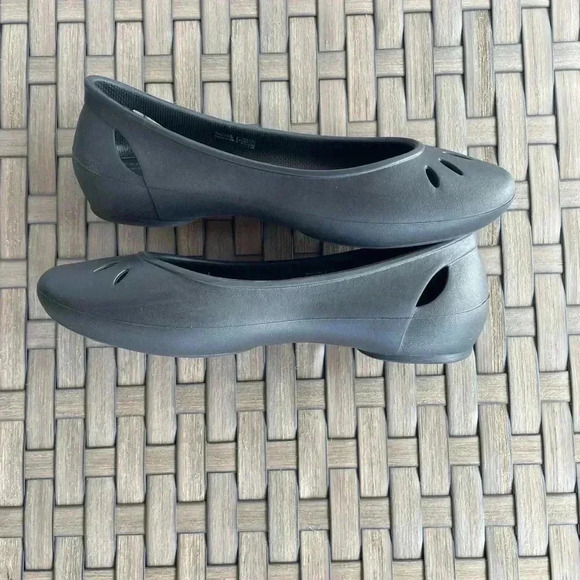 Crocs‎ Kelli Women’s Flats Size 8 Color Black - Picture 3 of 5